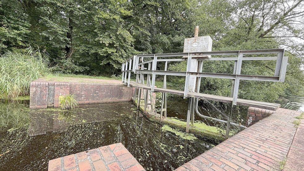 Das Stauwehr Klapphörn am Ihlower Forst hält normalerweise das Wasser in den Kanälen in Ihlowerfehn. Bei Starkregen ist die Bauweise mit Holzbohlen aber ein Hindernis. Fotos: Christin Wetzel