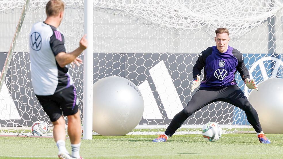 Bundestrainer Julian Nagelsmann schießt beim Abschlusstraining auf das Tor seiner neuen Nummer eins Mac-André ter Stegen. Foto: Daniel Karmann/dpa