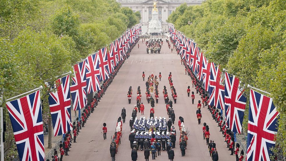 Der Trauerzug mit dem Sarg der gestorbenen britischen Königin Elizabeth II. führte über die Prachtstraße The Mall. Foto: Zac Goodwin/PA Wire/dpa