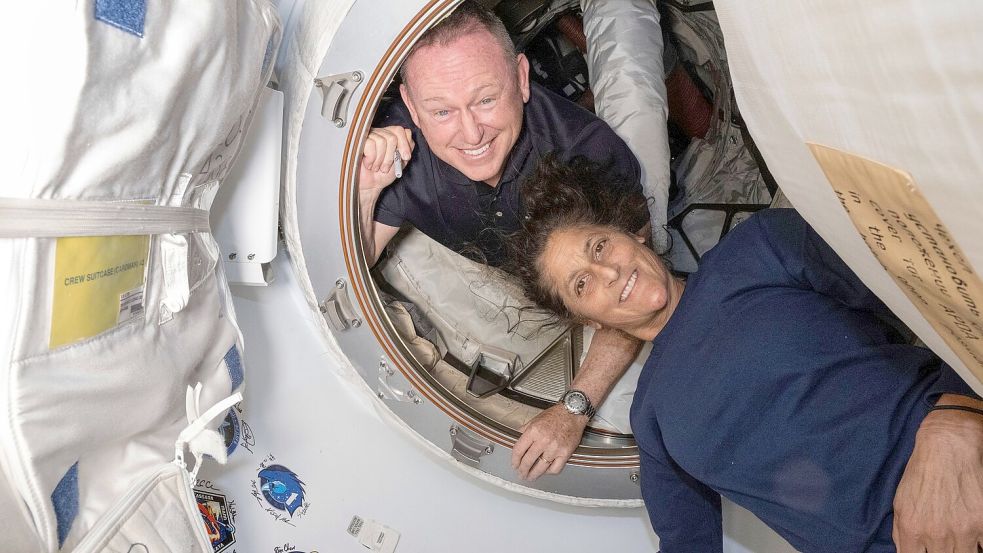 Butch Wilmore (l) und Suni Williams bleiben noch ein paar Monate auf der Internationalen Raumstation. Foto: Uncredited/NASA/AP/dpa