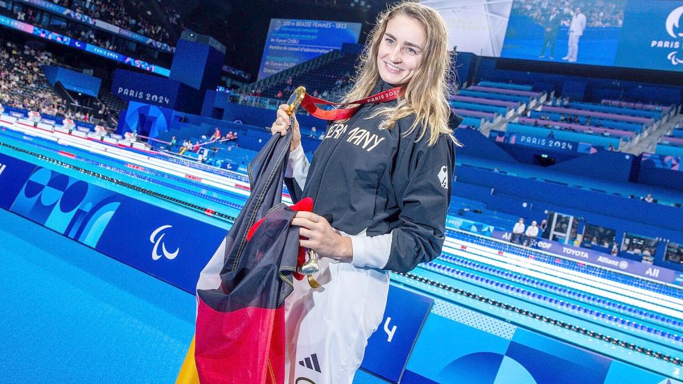 Schwimmerin Elena Semechin hat Gold gewonnen und darf die deutsche Fahne tragen. Foto: Jens Büttner/dpa