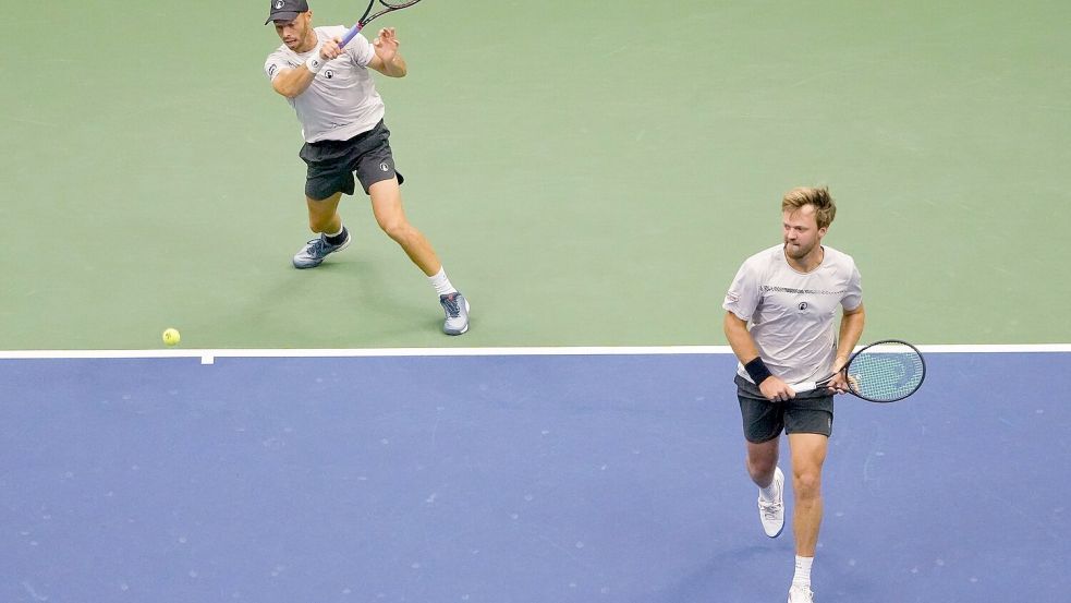 Tim Pütz (l) und Kevin Krawietz verpassen ihren ersten gemeinsamen Grand-Slam-Titel. Foto: Pamela Smith/AP/dpa