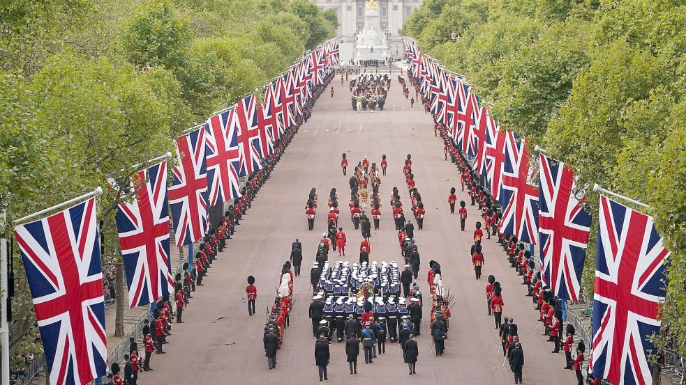 Der Trauerzug mit dem Sarg der gestorbenen britischen Königin Elizabeth II. führte über die Prachtstraße The Mall. Foto: Zac Goodwin/PA Wire/dpa