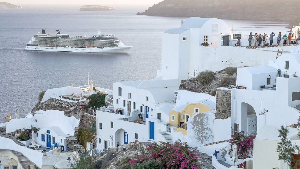 Nach Angaben des Verbands griechischer Häfen brachten im vergangenen Jahr rund 800 Kreuzfahrtschiffe etwa 1,3 Millionen Passagiere auf die nur 15.500 Einwohner zählende Insel Santorin. Foto: dpa/Philipp Laage