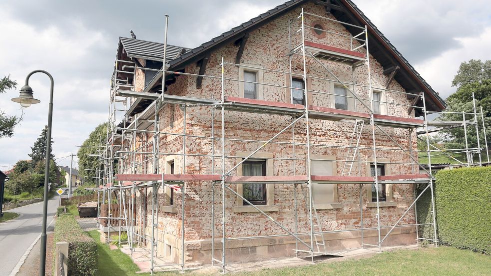 Wer als Familie ein altes Haus kauft und es saniert, kann künftig mit Förderung vom Staat rechnen. Foto: Imago/allefarben-foto