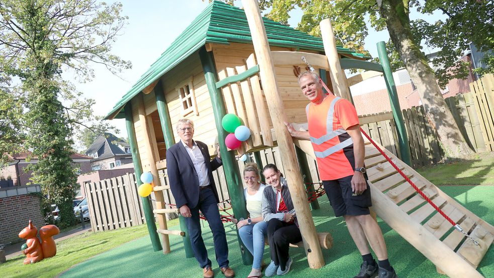 Bürgermeister Horst Feddermann (von links), Iris Brunken (Stadtverwaltung), Bauingenieurin Tanja Ahrens und Ralf Ulferts (Betriebshof) stellen den neuen Spielplatz vor. Foto: Romuald Banik