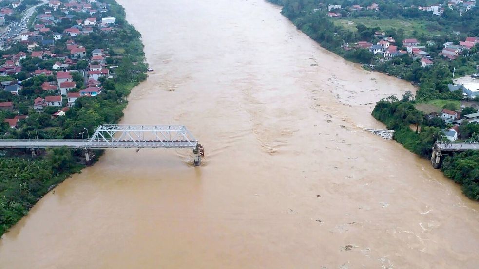 Mehrere Fahrzeuge sollen in den Roten Fluss gestürzt sein. Foto: Bui Van Lanh/VNA/AP/dpa