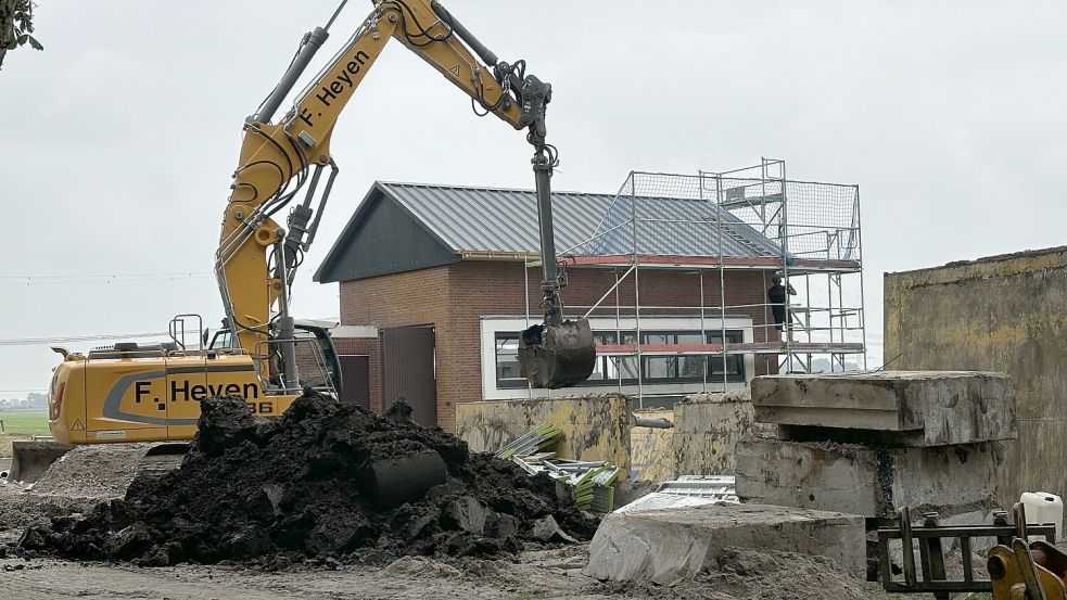 Die Bagger sind schon angerückt am Schöpfwerk Blitz. Foto: Christin Wetzel