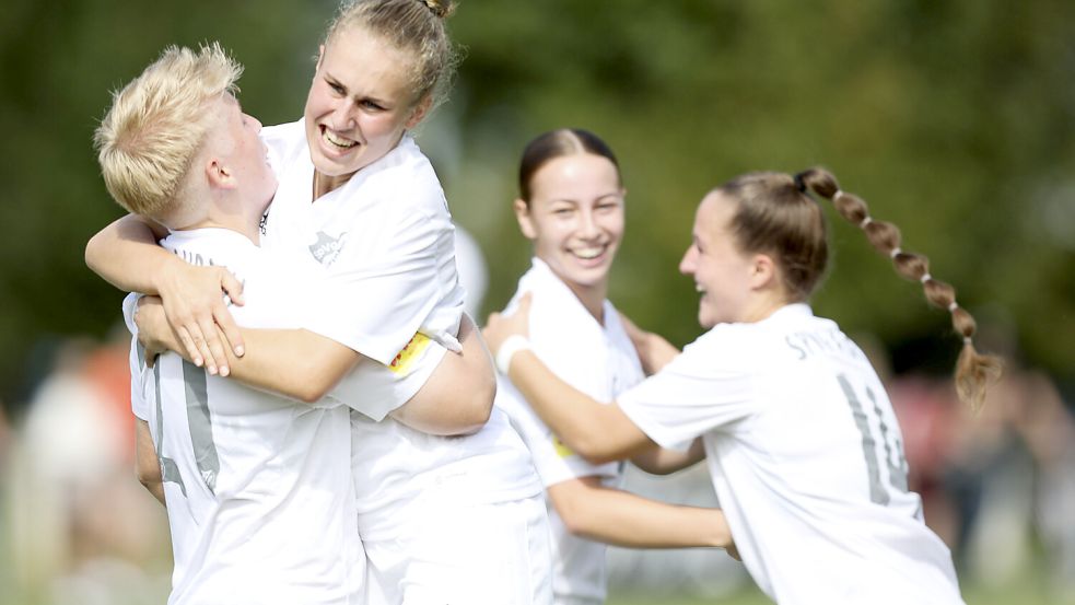 Es läuft für die Auricher Frauen und Mareike Assing (links). Die Stürmerin erzielte beim 4:2-Derbysieg beim SV TiMoNo drei Tore. Foto: Jens Doden