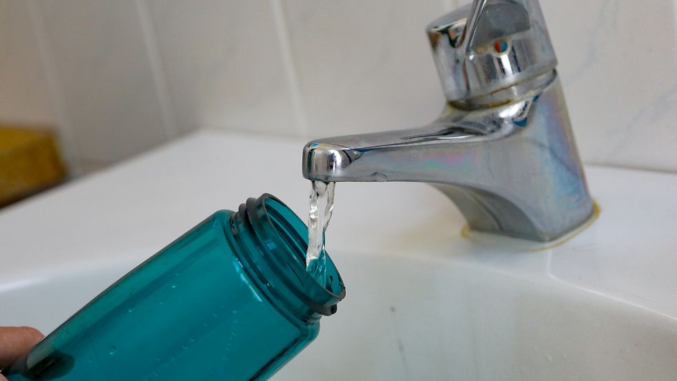 Die Wasserflasche kann schon an vielen Standorten mit Trinkwasser aufgefüllt werden. Die Ihlower prüfen, wie die Wasserversorgung noch aussehen kann. Foto: Romuald Banik