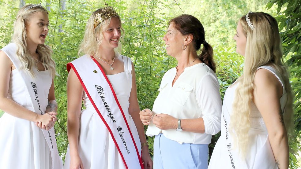 Die ehemalige Betreuerin des Wiesmoorer Königshauses Karin Bittner-Deyerling (Zweite von rechts) mit der neuen Blütenkönigin Meike Deharde (Zweite von links) und ihren Prinzessinnen Antje Kopietz (rechts) und Joey Melina Folkerts. Foto: Böning