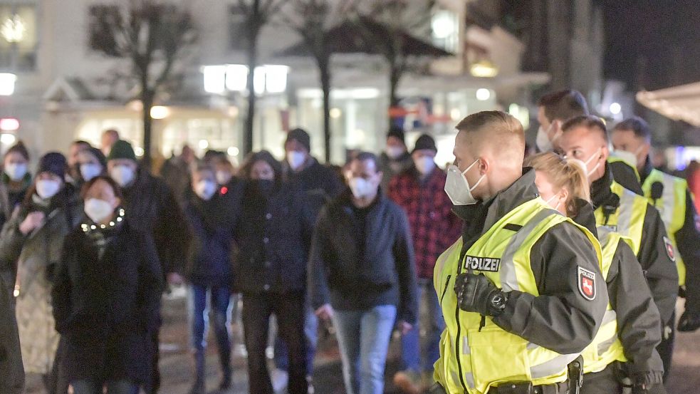 Anfang 2022 gab es in Aurich jeden Montag „Spaziergänge“ gegen die staatlichen Corona-Maßnahmen. Sie wurden von der Polizei begleitet. Foto: Archiv/Ortgies