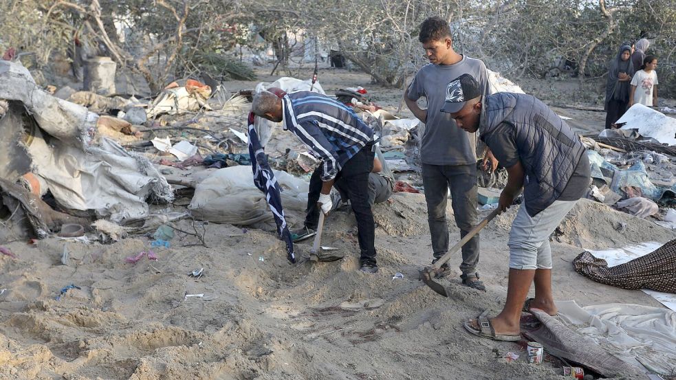 Palästinenser suchen nach dem Luftangriff nach Opfern. Foto: Abed Rahim Khatib/dpa