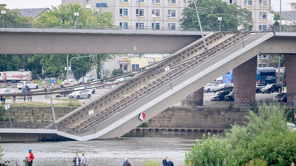 Die Brücke in Dresden liegt zum Teil im Wasser. Foto: Robert Michael/dpa