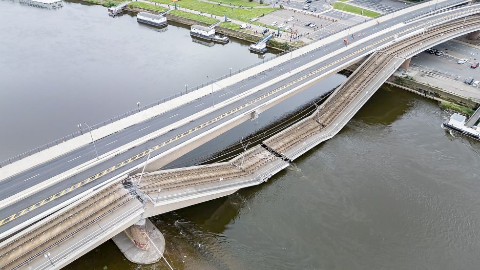 Weitere Teile der Brücke gelten als einsturzgefährdet. Foto: Robert Michael/dpa