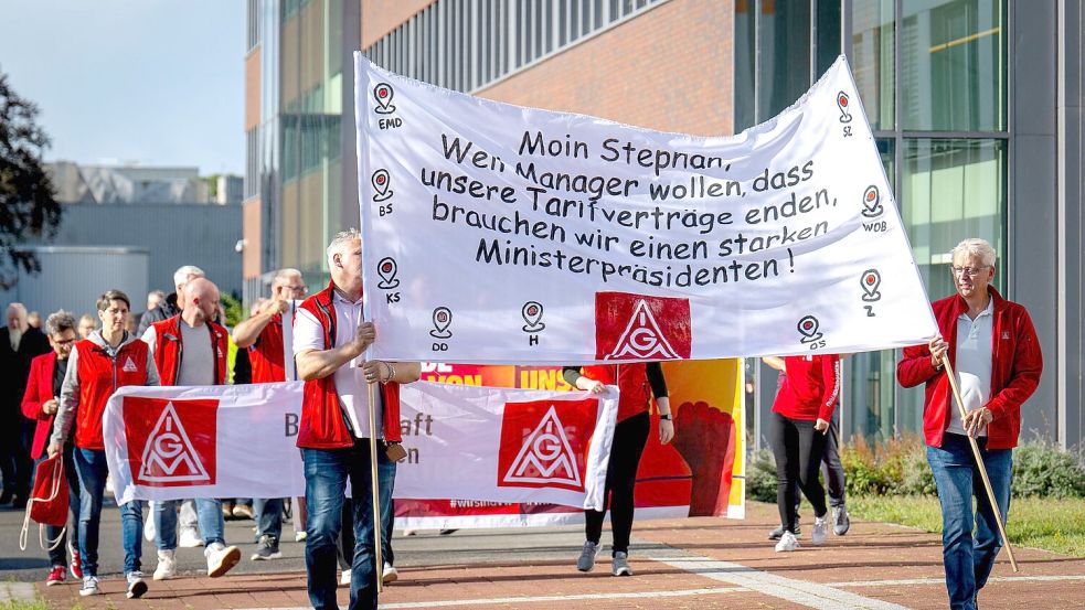 Der Betriebsrat im Emder VW-Werk setzt im Streit um die Sparpläne auf die Unterstützung des niedersächsischen Regierungschefs. Foto: Sina Schuldt/dpa