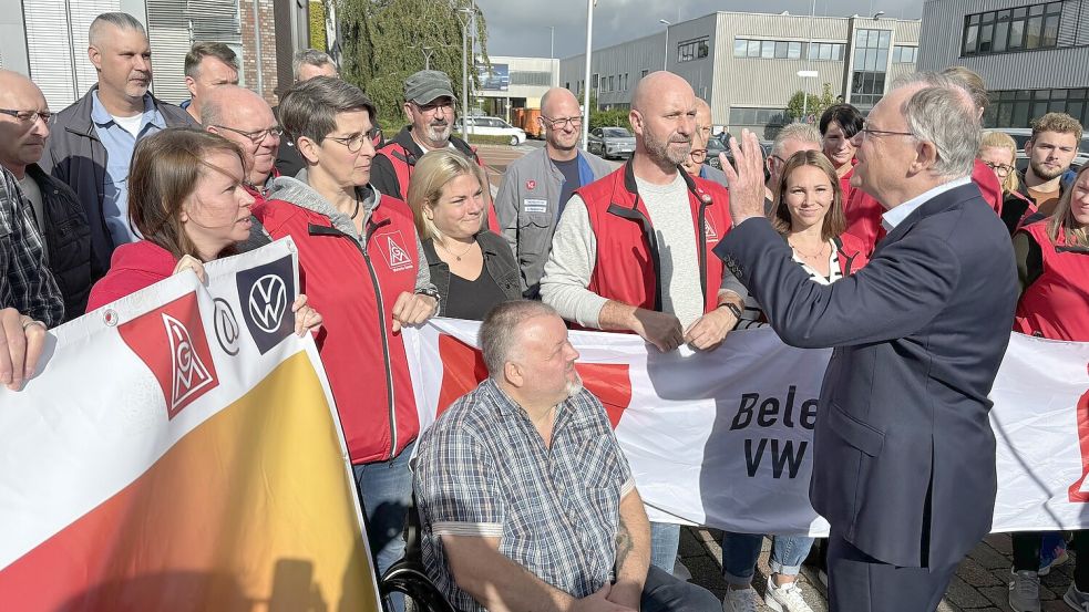 Ministerpräsident Stephan Weil traf sich in Emden mit Vertretern der VW-Belegschaft. Foto: Aiko Recke