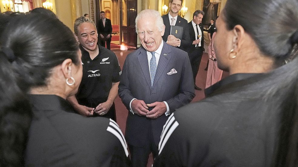 König Charles III. empfängt die neuseeländische Rugby-Nationalmannschaft im Buckingham-Palast. Foto: dpa/PA Wire/Aaron Chown