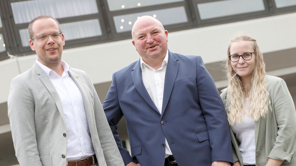 Nils Losse (von links), Helmut Lücht und Silena Hamer bilden die Spitze des Auricher Ordnungsamtes. Foto: Romuald Banik