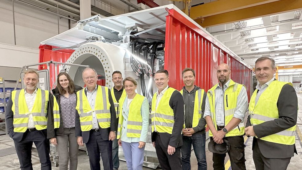 Nahmen am Werksrundgang teil (von links): Enercon-COO Heiko Juritz, Konzernbetriebsrätin Lena Trebesch, Ministerpräsident Stephan Weil, Konzernbetriebsrat Sascha Vogelsang, Landtagsabgeordnete Saskia Buschmann (CDU), Enercon-CEO Udo Bauer, Konzernbetriebsratsvorsitzender Henry Knobbe-Eschen, Konzernbetriebsrat Kevin Kebel und Enercon-Gesamtproduktionsleiter Christoph Langehenke. Foto: Enercon