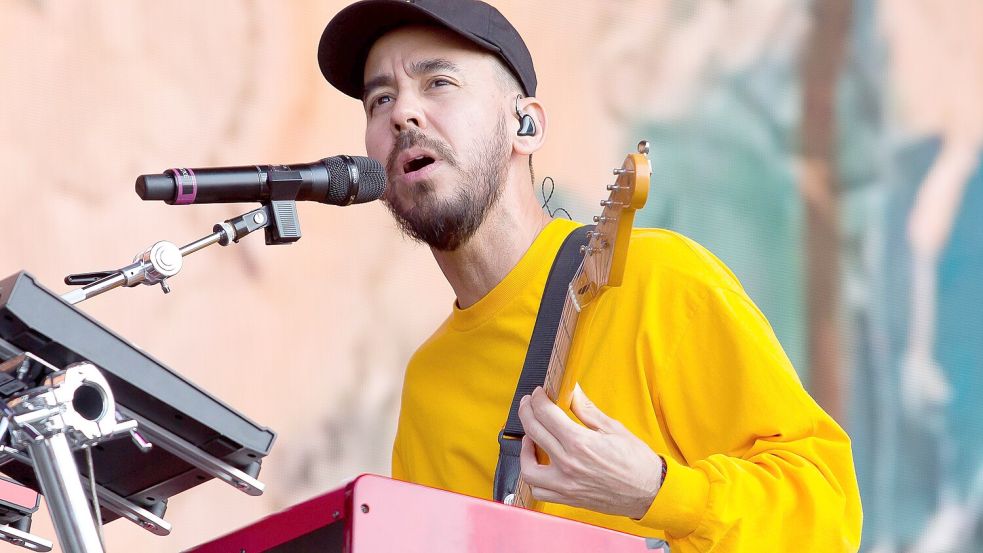 Fans haben nie die Hoffnung aufgegeben, dass die Band Linkin Park (hier: Bandmitglied Mike Shinoda) jemals zurückkehrt. Nun könnte es tatsächlich so weit sein. Foto: IMAGO/Matrix