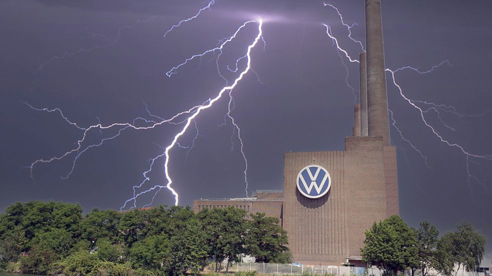 Stürmische Zeiten bei VW: Deutschlands größter Autobauer kündigt massive Sparmaßnahmen an. Foto: IMAGO/MiS