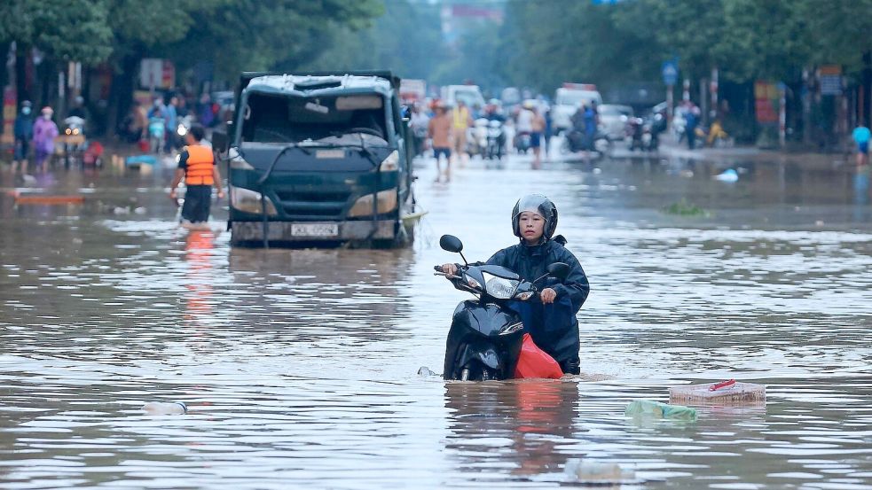 Anhaltender Starkregen bereitet den Behörden Sorgen. Foto: VNA/XinHua/dpa