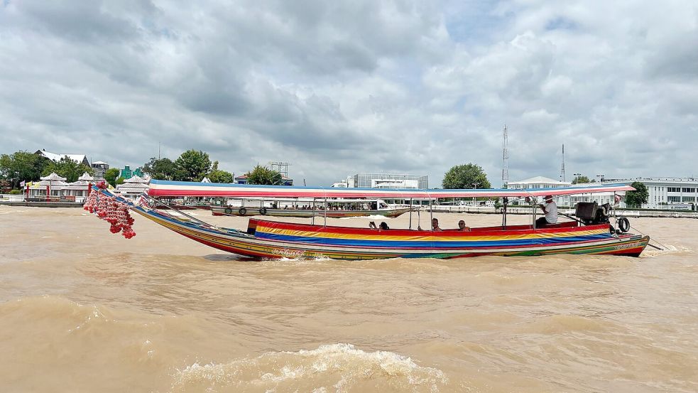 Auch in der Hauptstadt Bangkok rechnen die Behörden mit einem baldigen Überlaufen des mächtigen Chao Phraya, dessen Pegelstände ständig steigen. Foto: Carola Frentzen/dpa