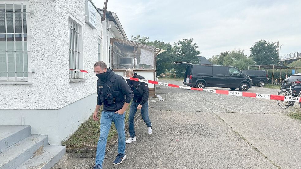 Polizisten durchsuchen Räume des Islamischen Zentrum in Fürstenwalde. Foto: Lutz Deckwerth/dpa