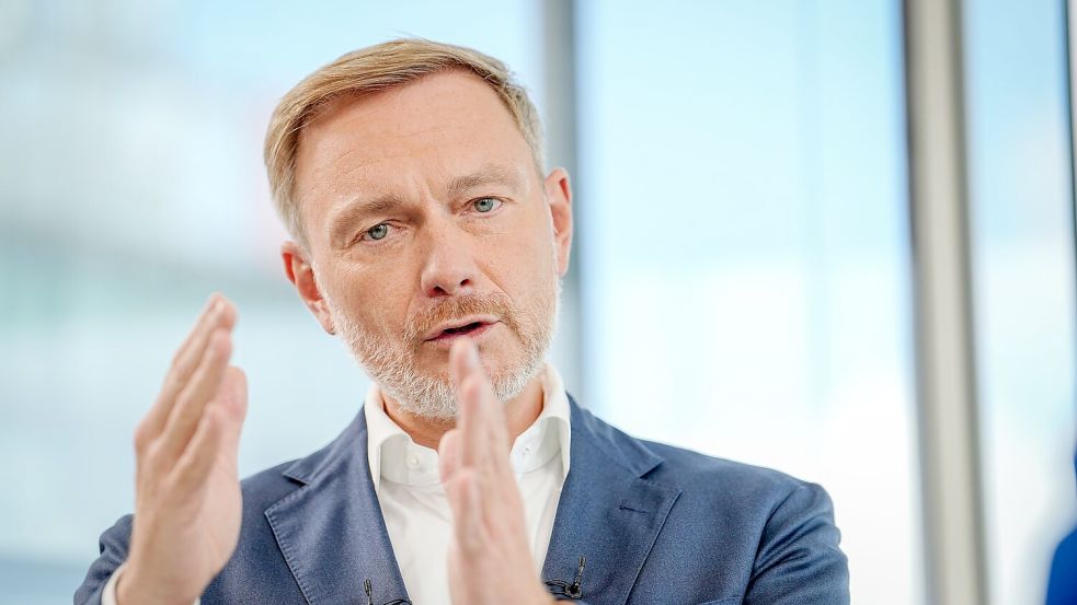 Seit sie sich telefonisch krankschreiben lassen können, fehlten mehr Menschen im Job, meint Lindner. (Archivbild) Foto: Kay Nietfeld/dpa