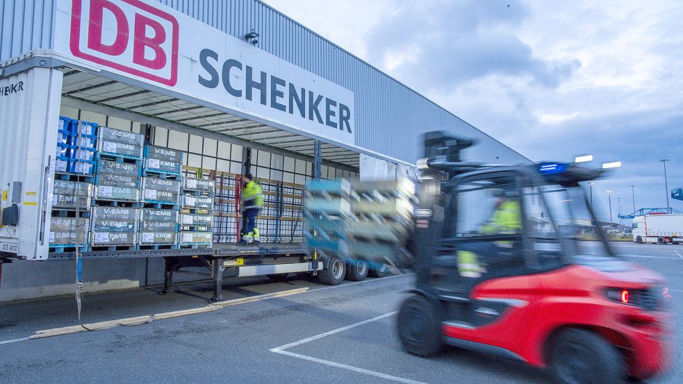 Die Deutsche Bahn hatte das Bieterverfahren für die Logistiktochter DB Schenker 2023 eingeleitet. Foto: dpa/Jens Büttner