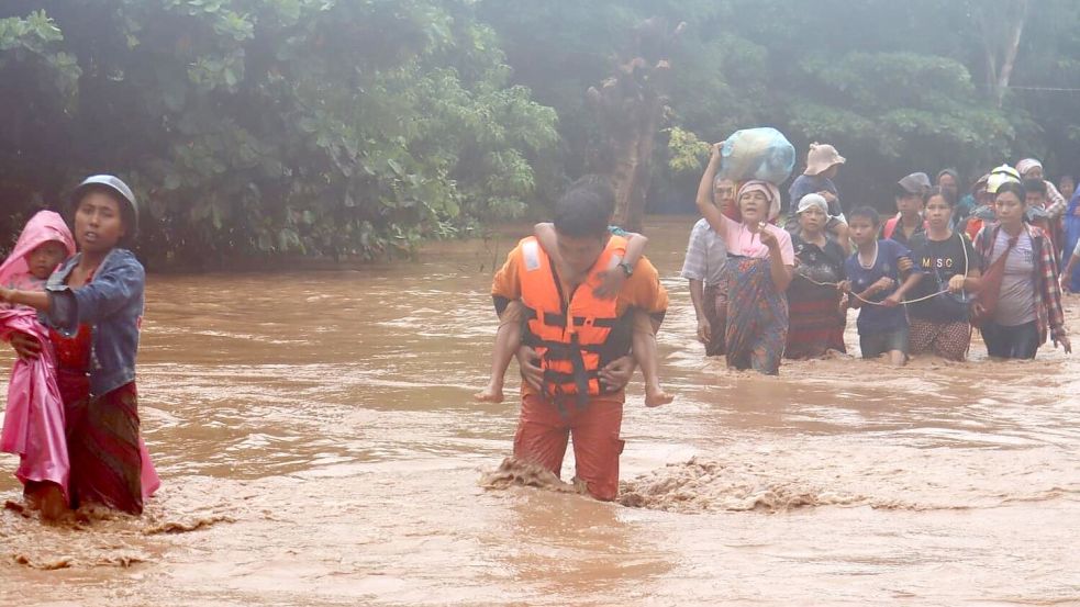 Die genaue Zahl der Toten und Vermissten ist noch unklar (Handout). Foto: Uncredited/Myanmar Fire Service Department/XinHua/dpa