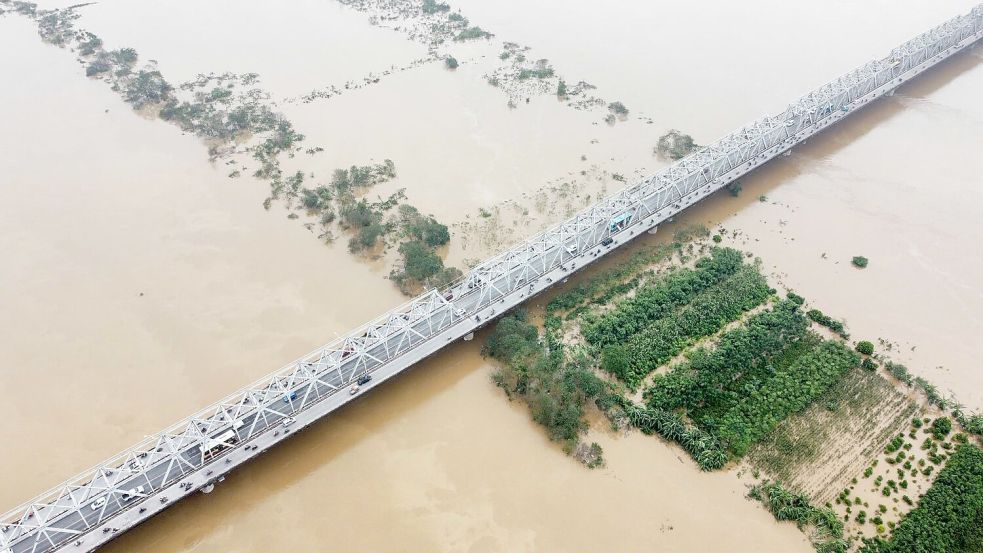 Auch viele Teile der Hauptstadt Hanoi stehen unter Wasser (Handout). Foto: Uncredited/VNA/XinHua/dpa