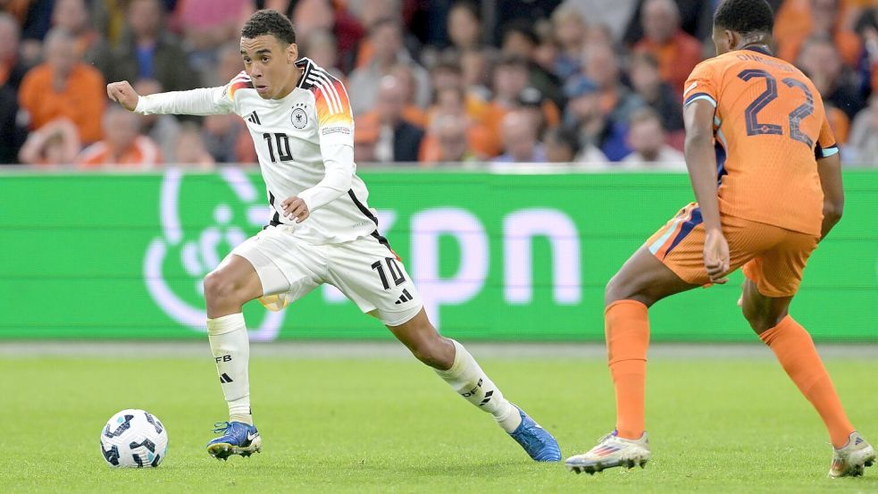 Jamal Musiala (l) glänzte zuletzt auch wieder in den Länderspielen, hier beim 2:2 gegen die Niederlande. Foto: Federico Gambarini/dpa