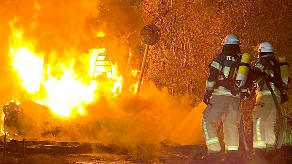 Im Einsatz: Feuerwehrmann Uwe Wurpts löscht in voller Montur mit einem Kameraden ein in vollem Brand befindliches Wohnmobil. Foto: privat