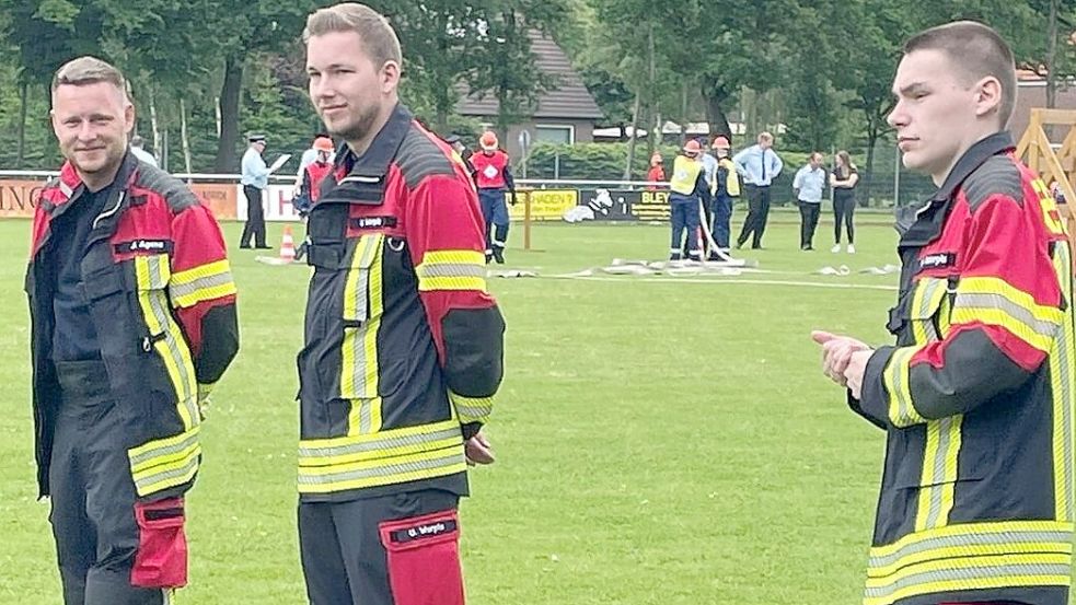 Gemeinsam für den Ochtelburer Nachwuchs am Start: Jugendwart Uwe Wurpts (Mitte) verfolgt mit seinen beiden Stellvertretern Julian Agena und Heiko Wurpts (rechts) die Leistungen der Jugendlichen bei den Vergleichswettbewerben. Foto: privat