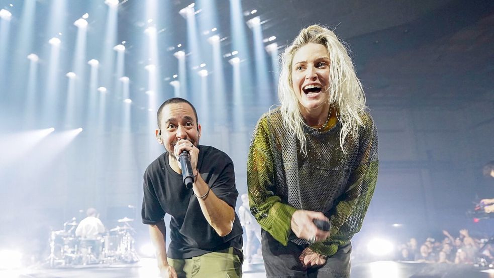 Mike Shinoda (l) und Emily Armstrong, die neue Frontfrau von Linkin Park. Foto: Jordan Strauss/Invision/AP/dpa