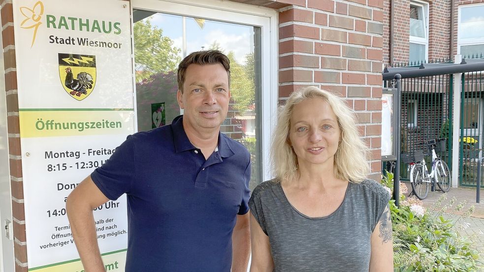 Jens Albers, Fachbereichsleiter für Zentrale Dienste in der Stadt Wiesmoor, und Ute Rittmeier vom Stadtmarketing Wiesmoor. Foto: Andrea Henkelmann