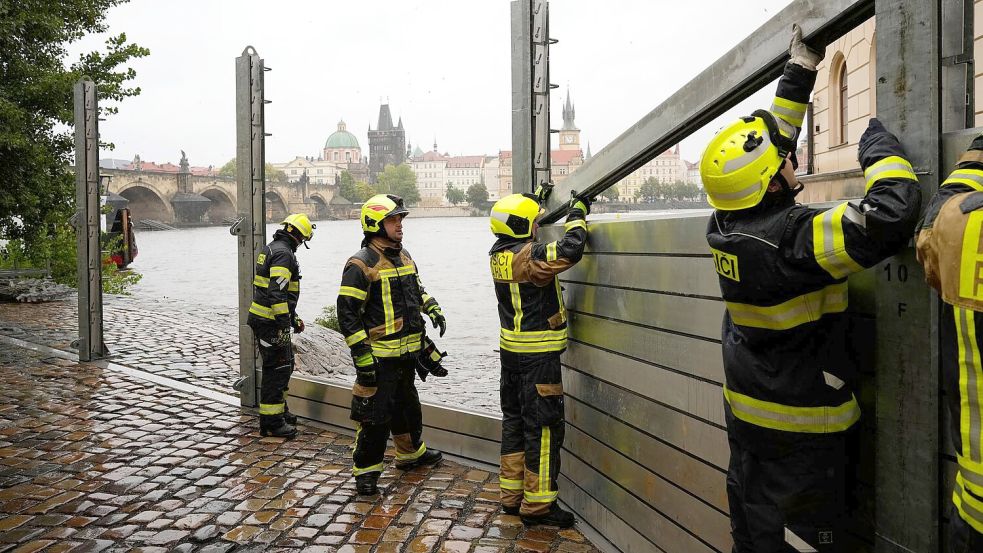 Feuerwehrleute in Tschechiens Hauptstadt Prag treffen Vorbereitungen angesichts vieler Regenmassen. Foto: Petr David Josek/AP