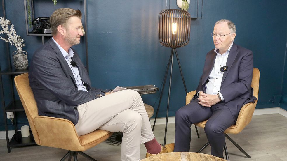 Ministerpräsident Stephan Weil (SPD, rechts) im Gespräch mit ON-Chefredakteur Stephan Schmidt im Redaktionsstudio in Aurich. Foto: Banik