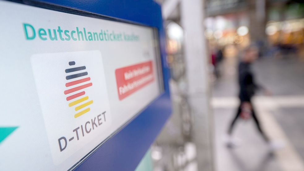 Bayern taxiert die Finanzierungslücke auf mindestens 750 Millionen Euro im nächsten Jahr - entsprechend müsse der Preis des 49-Euro-Tickets auf 64 Euro steigen. (Archivbild) Foto: Sebastian Gollnow/dpa