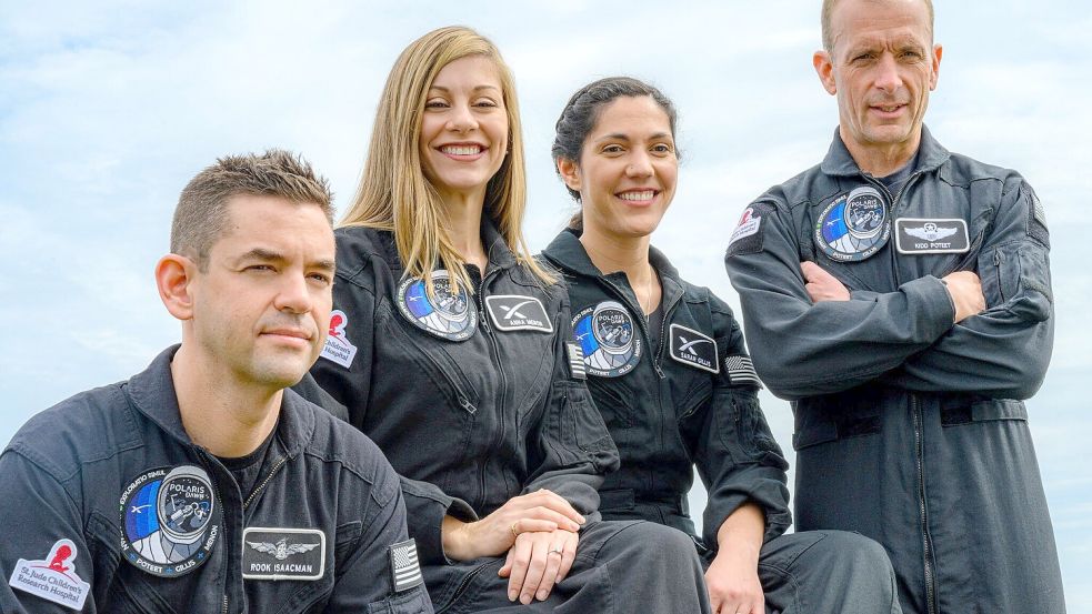 Die vier Crewmitglieder noch vor ihrem Ausflug ins All von links nach rechts: Jared Isaacman (l-r), Tech-Unternehmer, Anna Menon und Sarah Gillis, SpaceX-Mitarbeiterinnen, und Scott Poteet, pensionierter Oberstleutnant der Air Force. (Archivbild) Foto: John Kraus/Polaris/AP/dpa