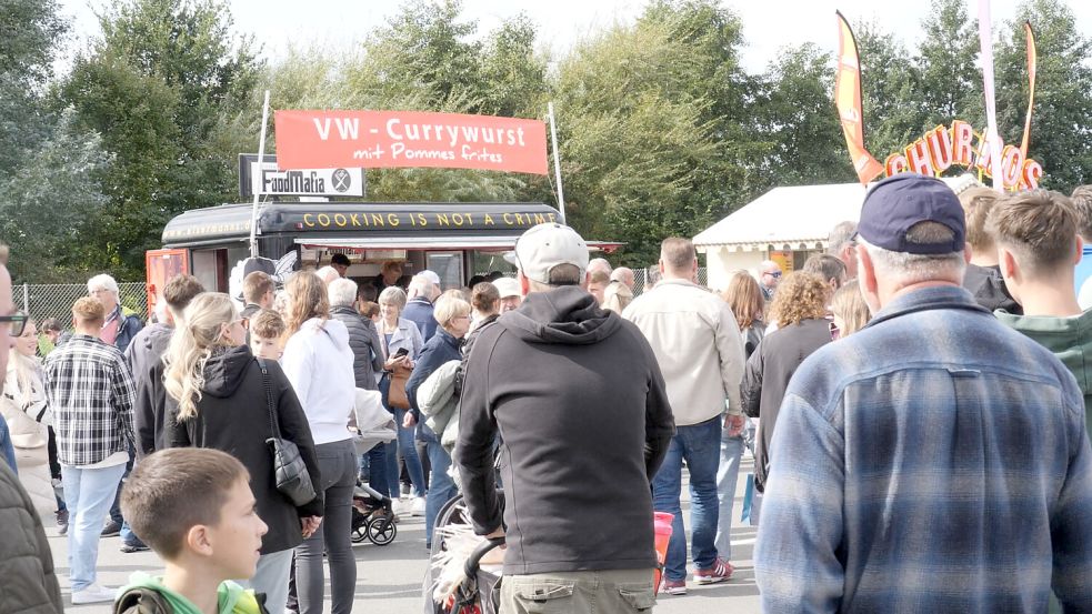 Zum 60. Geburtstag des VW-Standorts in Emden kamen am Samstag etwa 25.000 Besucherinnen und Besucher. Foto: Keller