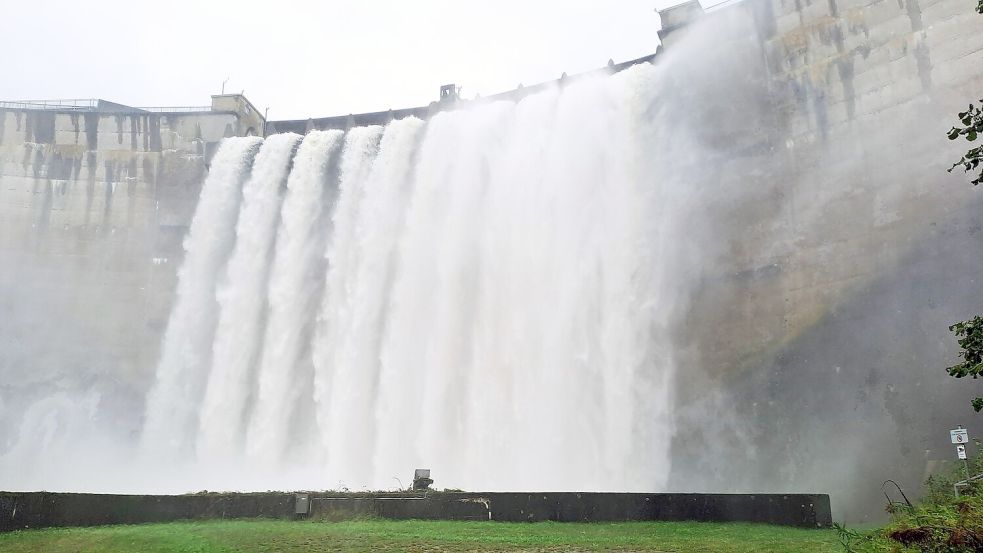 Aus dem Stausee Ottenstein in Niederösterreich stürzt Wasser. Foto: Christopher Eckl/APA/dpa