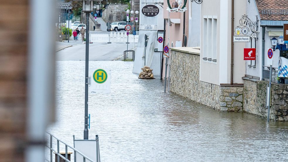 Ein Passau sind Teile der Altstadt vom Hochwasser der Donau überflutet. Foto: Armin Weigel/dpa