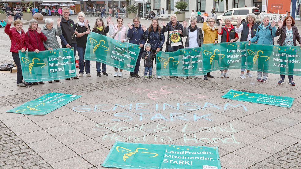 Trotz Nieselregen und kühlen Temperaturen ließen sich die Veranstalter des Erntefestes bei der Pressekonferenz nicht die Laune verderben. Foto: Romuald Banik