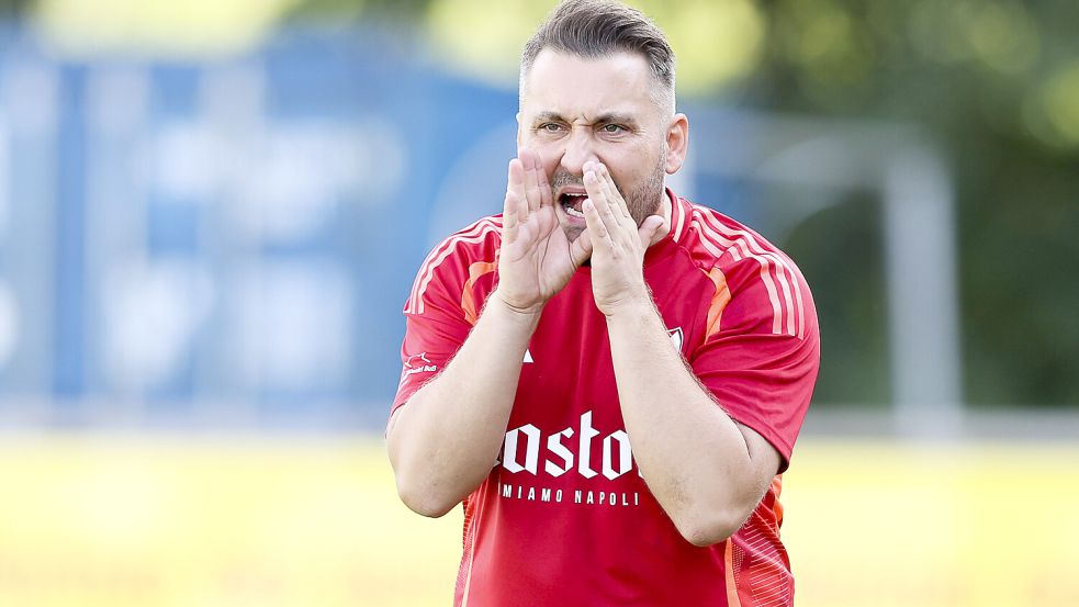 SpVg-Trainer Claudio Casto ärgerte sich mächtig über die Fehler seiner Mannschaft bei der 1:3-Niederlage in Esens.Foto: Jens Doden