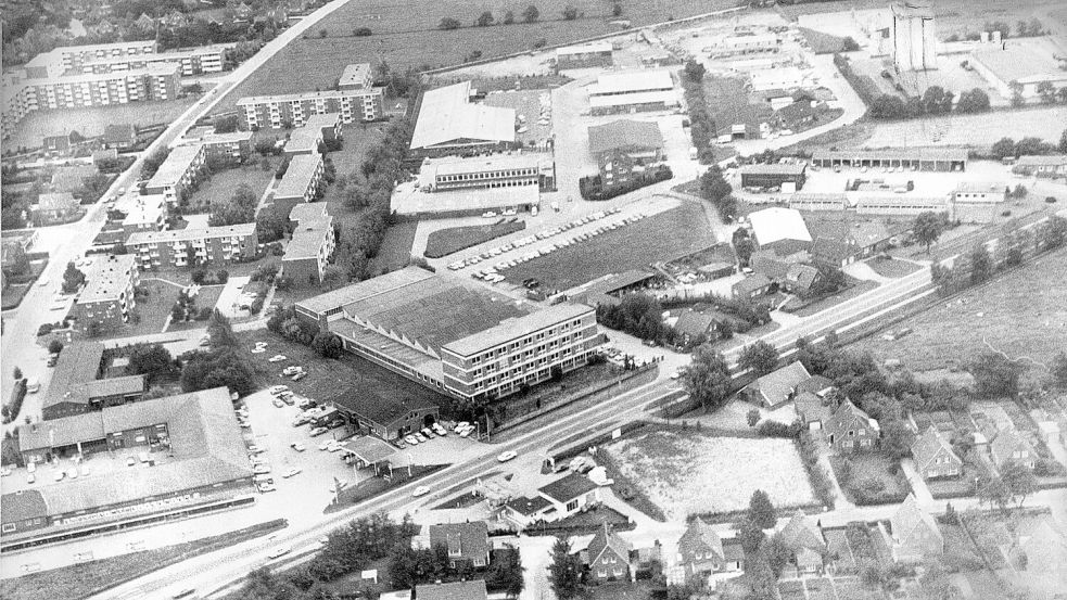 Die Luftaufnahme zeigt die Leerer Landstraße mit den Elektrowerken Janssen in der Bildmitte. Rechts oben ist der Raiffeisenturm, heute markantes Zentrum des Industriegebietes Süd, gut zu erkennen. Foto: Archiv Dunkmann