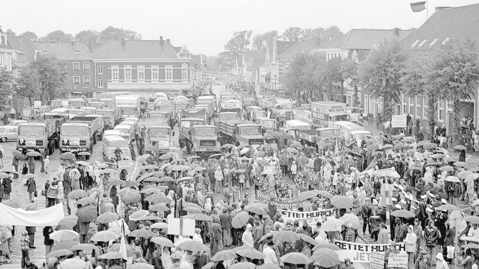 Riesenauflauf: 1972 machen die Landwirte mobil und blockieren mit mehreren Hundert Treckern die Innenstadt, um für ihre Belange zu demonstrieren. Foto: Archiv Dunkmann