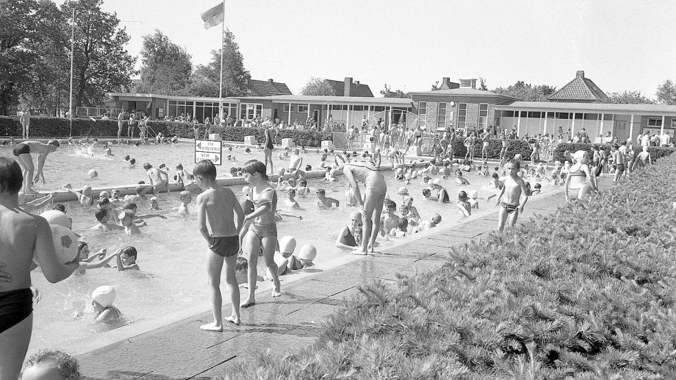 Weckt Kindheitserinnerungen: Vielen Aurichern ist das legendäre Blücherbad noch gut bekannt. In den Sommermonaten war es für Jung und Alt gleichermaßen ein Treffpunkt. Foto: Archiv Dunkmann